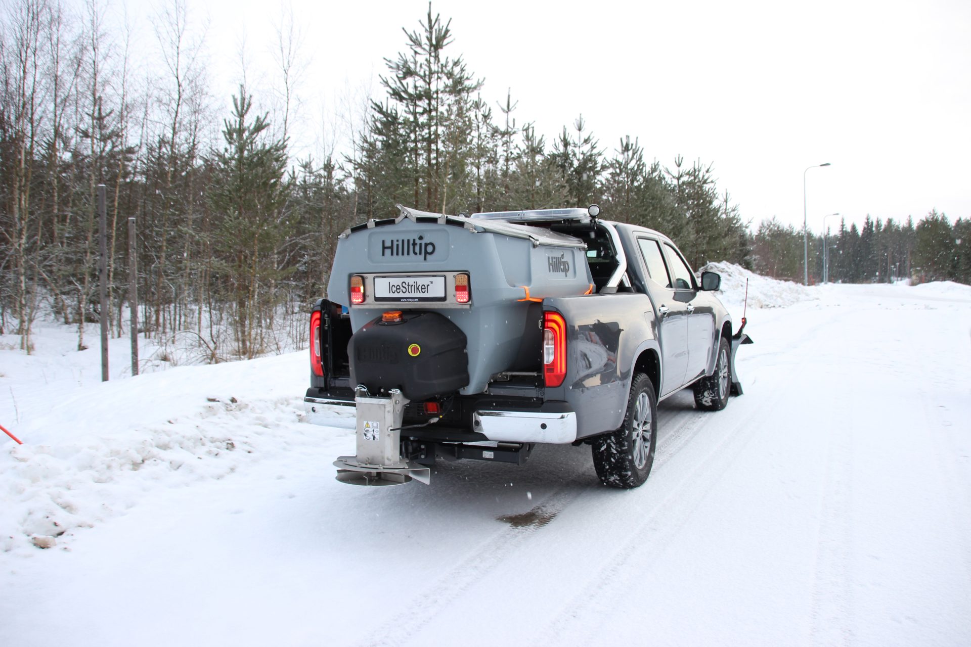 Snežni plug i posipač za pickup vozilo